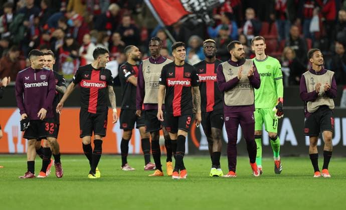 11 04 2024, Football UEFA Europa League, quarter-final first leg, Bayer 04 Leverkusen West Ham United FC, v l , Exequiel Palacios Bayer 04 Leverkusen , Piero Hincapie Bayer 04 Leverkusen , Victor Boniface Bayer 04 Leverkusen , Borja Iglesias Bayer 04 Leverkusen , Goalkeeper Lukas Hradecky Bayer 04 Leverkusen thank the fans, thank, thanks, team after the match, after the match, thanks the fans, applauds the fans DFL DFB REGULATIONS PROHIBIT ANY USE OF PHOTOGRAPHS AS IMAGE SEQUENCES AND OR QUASI VIDEO xdcx Copyright: HMBxMedia