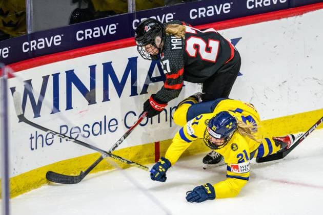 240411 Emma Maltais of Canada and Lova Blom of Sweden during the 2024 IIHF Women s World Championship quarterfinal between Canada and Sweden on April 11, 2024 in Utica Photo Aron Broman BILDBYRAN COP 341 AM0047 ishockey ice hockey vm dam 2024 iihf womens world championship dam vm ishockey vm quarterfinal quarterfinal quarterfinals canada sverige sweden women canada day 9 bbeng  Copyright: ARONxBROMAN BB240411AM112