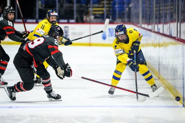 240411 Marie Philip Poulin of Canada and LinnÃ a Andersson of Sweden during the 2024 IIHF Women s World Championship quarterfinal between Canada and Sweden on April 11, 2024 in Utica Photo Aron Broman BILDBYRAN COP 341 AM0047 ishockey ice hockey vm dam 2024 iihf womens world championship dam vm ishockey vm quarterfinal quarterfinal quarterfinals canada sverige sweden women canada day 9 bbeng  Copyright: ARONxBROMAN BB240411AM116