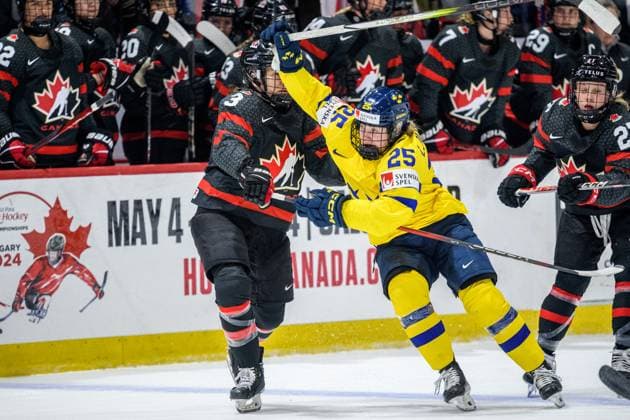 240411 Jocelyne Larocque of Canada and Lina Ljungblom of Sweden during the 2024 IIHF Women s World Championship quarterfinal between Canada and Sweden on April 11, 2024 in Utica Photo Aron Broman BILDBYRAN COP 341 AM0047 ishockey ice hockey vm dam 2024 iihf womens world championship dam vm ishockey vm quarterfinal quarterfinal quarterfinals canada sverige sweden women canada day 9 bbeng  Copyright: ARONxBROMAN BB240411AM132