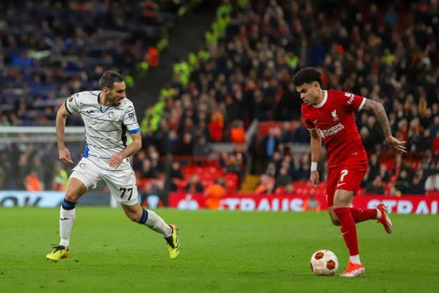 Liverpool, England, April 11th 2024: Luis Diaz (7 Liverpool) controls the ball while receiving pressure from Davide Zappacosta (77 Atalanta) during the UEFA Europa League game between Liverpool and Atalanta at Anfield in Liverpool, England (Alexander Canillas SPP) Copyright: xAlexanderxCanillasx xSPPx spp-en-AlCaSp-IMG_0085