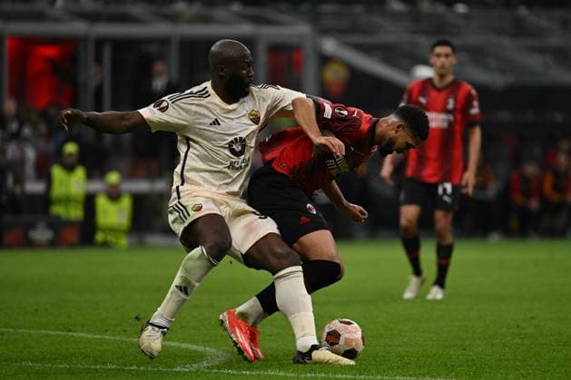 AC Milan v AS Roma: Quarter-Final First Leg - UEFA Europa League 2023 24 Romelu Lukaku of A.S. Roma and Ruben Loftus-Cheek of A.C. Milan are competing during the UEFA Europa League Quarter-final First Leg match between A.C. Milan and A.S. Roma at Stadio Giuseppe Meazza in Milan, Italy, on April 11, 2024. Milan Italy Italy  Copyright: xDomenicoxCippitellix originalFilename:cippitelli-acmilanv240411_npkhi.jpg