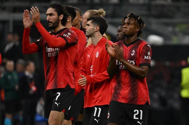 AC Milan v AS Roma: Quarter-Final First Leg - UEFA Europa League 2023 24 A.C. Milan is greeting the fans during the UEFA Europa League Quarter-final First Leg match between A.C. Milan and A.S. Roma at Stadio Giuseppe Meazza in Milan, Italy, on April 11, 2024. Milan Italy Italy  Copyright: xDomenicoxCippitellix originalFilename:cippitelli-acmilanv240411_npqte.jpg