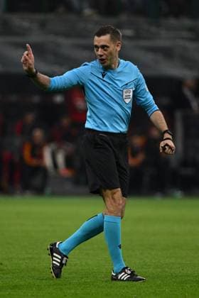 AC Milan v AS Roma: Quarter-Final First Leg - UEFA Europa League 2023 24 Referee Clement Turpin from France is officiating the UEFA Europa League Quarter-final First Leg match between A.C. Milan and A.S. Roma at Stadio Giuseppe Meazza in Milan, Italy, on April 11, 2024. Milan Italy Italy  Copyright: xDomenicoxCippitellix originalFilename:cippitelli-acmilanv240411_npWzO.jpg