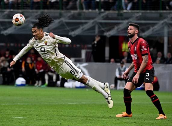 (240412) -- MILAN, April 12, 2024 -- AC Milan s Olivier Giroud (R) vies with Roma s Chris Smalling during the UEFA Europa League quarterfinal 1st leg match between AC Milan and Roma in Milan, Italy, April 11, 2024. (Photo by Xinhua) (SP)ITALY-MILAN-FOOTBALL-UEFA EUROPA LEAGUE-QUARTERFINAL-AC MILAN VS ROMA AlbertoxLingria 