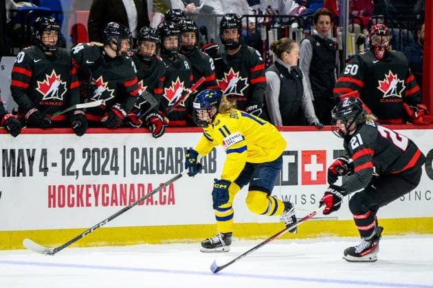 240411 Josefin Bouveng of Sweden and Ashton Bell of Canada during the 2024 IIHF Women s World Championship quarterfinal between Canada and Sweden on April 11, 2024 in Utica Photo Aron Broman BILDBYRAN COP 341 AM0047 ishockey ice hockey vm dam 2024 iihf womens world championship dam vm ishockey vm quarterfinal quarterfinal quarterfinals canada sverige sweden women canada day 9 bbeng  Copyright: ARONxBROMAN BB240411AM148