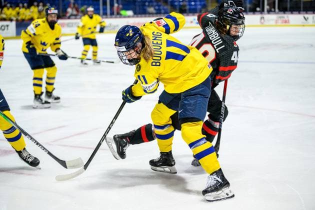 240411 Josefin Bouveng of Sweden and Blayre Turnbull of Canada during the 2024 IIHF Women s World Championship quarterfinal between Canada and Sweden on April 11, 2024 in Utica Photo Aron Broman BILDBYRAN COP 341 AM0047 ishockey ice hockey vm dam 2024 iihf womens world championship dam vm ishockey vm quarterfinal quarterfinal quarterfinals canada sverige sweden women canada day 9 bbeng  Copyright: ARONxBROMAN BB240411AM151