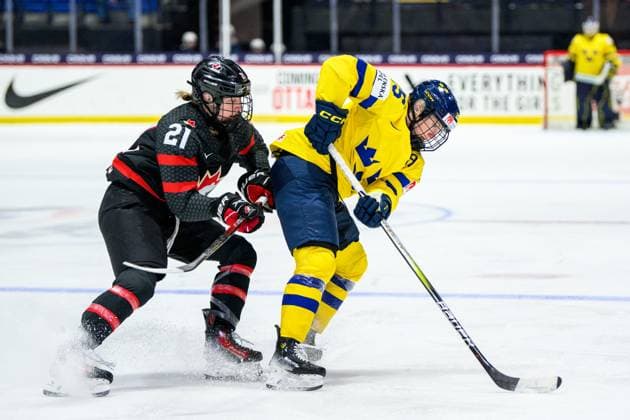 240411 Ashton Bell of Canada and Lina Ljungblom of Sweden during the 2024 IIHF Women s World Championship quarterfinal between Canada and Sweden on April 11, 2024 in Utica Photo Aron Broman BILDBYRAN COP 341 AM0047 ishockey ice hockey vm dam 2024 iihf womens world championship dam vm ishockey vm quarterfinal quarterfinal quarterfinals canada sverige sweden women canada day 9 bbeng  Copyright: ARONxBROMAN BB240411AM152