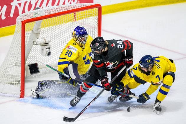 240411 Goaltender Emma Söderberg of Sweden, Natalie Spooner of Canada and Mira Jungaker of Sweden during the 2024 IIHF Women s World Championship quarterfinal between Canada and Sweden on April 11, 2024 in Utica Photo Aron Broman BILDBYRAN COP 341 AM0047 ishockey ice hockey vm dam 2024 iihf womens world championship dam vm ishockey vm quarterfinal quarterfinal quarterfinals canada sverige sweden women canada day 9 bbeng  Copyright: ARONxBROMAN BB240411AM159