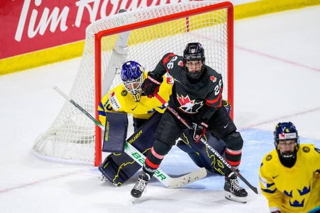 240411 Goaltender Emma Söderberg of Sweden and Emily Clark of Canada during the 2024 IIHF Womens World Championship quarterfinal between Canada and Sweden on April 11, 2024 in Utica Photo Aron Broman BILDBYRAN COP 341 AM0047 ishockey ice hockey vm dam 2024 iihf womens world championship dam vm ishockey vm quarterfinal quarterfinal quarterfinals canada sverige sweden women canada day 9 bbeng  Copyright: ARONxBROMAN BB240411AM165
