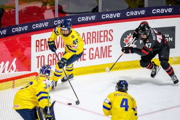 240411 Paula Bergström of Sweden and Jamie Lee Rattray of Canada during the 2024 IIHF Womens World Championship quarterfinal between Canada and Sweden on April 11, 2024 in Utica Photo Aron Broman BILDBYRAN COP 341 AM0047 ishockey ice hockey vm dam 2024 iihf womens world championship dam vm ishockey vm quarterfinal quarterfinal quarterfinals canada sverige sweden women canada day 9 bbeng  Copyright: ARONxBROMAN BB240411AM162