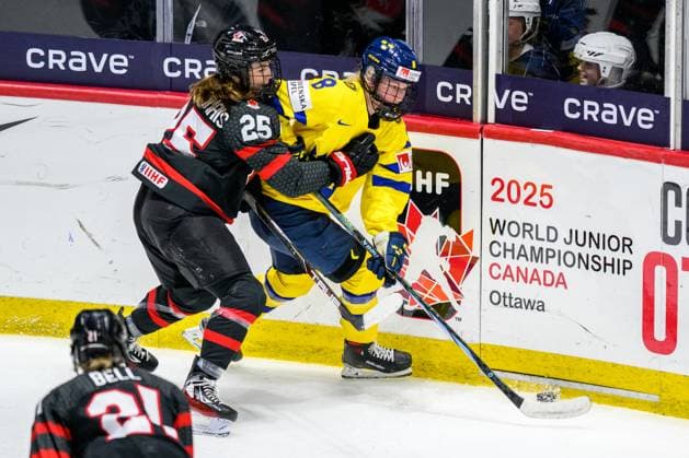 240411 Jaime Bourbonnais of Canada and Hilda Svensson of Sweden during the 2024 IIHF Women s World Championship quarterfinal between Canada and Sweden on April 11, 2024 in Utica Photo Aron Broman BILDBYRAN COP 341 AM0047 ishockey ice hockey vm dam 2024 iihf womens world championship dam vm ishockey vm quarterfinal quarterfinal quarterfinals canada sverige sweden women canada day 9 bbeng  Copyright: ARONxBROMAN BB240411AM170