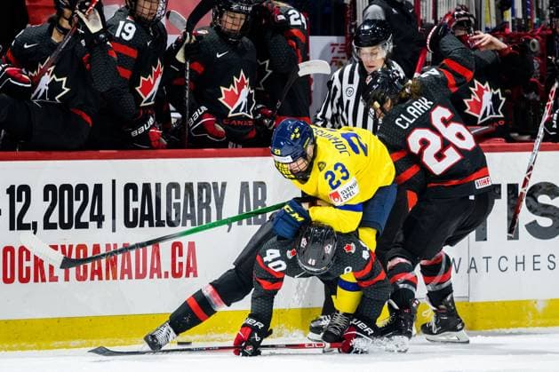240411 Blayre Turnbull of Canada, Thea Johansson of Sweden and Emily Clark of Canada during the 2024 IIHF Women s World Championship quarterfinal between Canada and Sweden on April 11, 2024 in Utica Photo Aron Broman BILDBYRAN COP 341 AM0047 ishockey ice hockey vm dam 2024 iihf womens world championship dam vm ishockey vm quarterfinal quarterfinal quarterfinals canada sverige sweden women canada day 9 bbeng  Copyright: ARONxBROMAN BB240411AM174