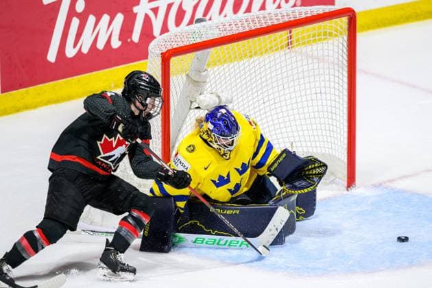 240411 Jocelyne Larocque of Canada and goaltender Emma Söderberg of Sweden during the 2024 IIHF Women s World Championship quarterfinal between Canada and Sweden on April 11, 2024 in Utica Photo Aron Broman BILDBYRAN COP 341 AM0047 ishockey ice hockey vm dam 2024 iihf womens world championship dam vm ishockey vm quarterfinal quarterfinal quarterfinals canada sverige sweden women canada day 9 bbeng  Copyright: ARONxBROMAN BB240411AM171