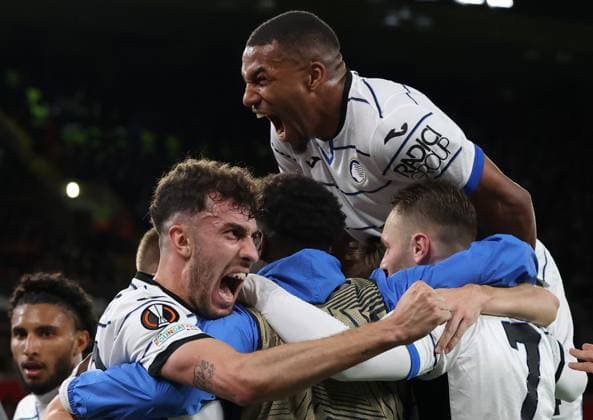 Sport Bilder des Tages Sport Bilder des Tages 11th April 2024; Anfield, Liverpool, Merseyside, England; Europa League, Quarter Final;, First Leg Football, Liverpool versus Atalanta; Atalanta players celebrate their third goal in the 80th minute scored by Mario Pasalic  ActionPlus12628920 DavidxBlunsden