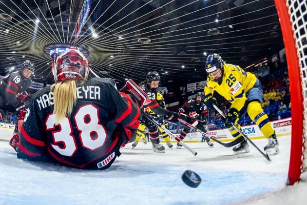 240411 Lina Ljungblom of Sweden scores a goal that is later dismissed during the 2024 IIHF Women s World Championship quarterfinal between Canada and Sweden on April 11, 2024 in Utica Photo Aron Broman BILDBYRAN COP 341 AM0047 ishockey ice hockey vm dam 2024 iihf womens world championship dam vm ishockey vm quarterfinal quarterfinal quarterfinals canada sverige sweden women canada day 9 bbeng  Copyright: ARONxBROMAN BB240411AM183