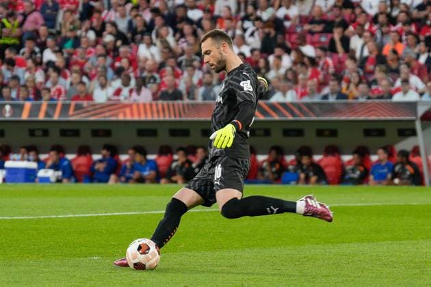 April 11, 2024, Lisbon, Portugal: Pau Lopez of Olympique de Marseille in action during the UEFA Europa League Quarter-finals 1st leg football match between SL Benfica and Olympique de Marseille at Estadio da Luz. Final score: SL Benfica 2:1 Olympique de Marseille Lisbon Portugal - ZUMAs197 20240411_aaa_s197_377 Copyright: xBrunoxdexCarvalhox