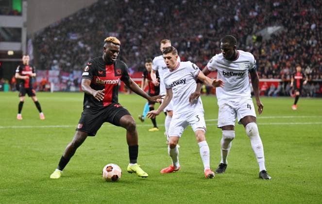 v li , Victor Boniface Bayer 04 Leverkusen , Aaron Cresswell West Ham United , Kurt Zouma West Ham United 11 04 2024, Football Europa League, Season 2023 2024, Quarter-final first leg, Bayer 04 Leverkusen West Ham United 2 0 Leverkusen BayArena Nordrhein Westfalen Germany Team2