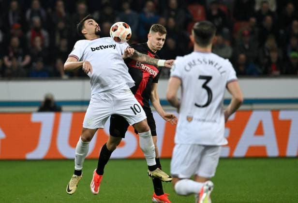 Lucas Paqueta West Ham United , Josip Stanisic Bayer 04 Leverkusen , v li 11 04 2024, Football Europa League, Season 2023 2024, Quarter-final first leg, Bayer 04 Leverkusen West Ham United Leverkusen BayArena Nordrhein Westfalen Germany Team2
