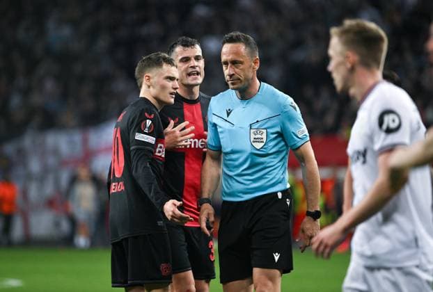 v li , Florian Wirtz Bayer 04 Leverkusen , Granit Xhaka Bayer 04 Leverkusen Referee Artur Dias POR 11 04 2024, Football Europa League, Season 2023 2024, Quarter-final first leg, Bayer 04 Leverkusen West Ham United Leverkusen BayArena Nordrhein Westfalen Germany Team2