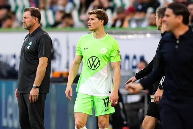 Substitution Kevin Behrens VfL Wolfsburg,17 with coach Ralph Hasenhüttl VfL Wolfsburg 1 Soccer Bundesliga Season 2023 2024 Point Match VfL Wolfsburg vs Borussia Mönchengladbach at the Volkswagen Arena in Wolfsburg Soccer,Germany,Man,Men,07 04 2024