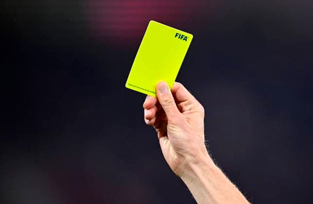 Detailaufnahme, Nahaufnahme, Schiedsrichter, Hand zeigt gelbe Karte, Verwarnung, Aufschrift FIFA, DFB-Pokal, Allianz Arena, München, Bayern, Deutschland, Europa *** detail shot, closeup, Referee, Hand shows Yellow Map, Warning, Inscription FIFA, DFB cup, Alliance Arena, Munich, Bavaria, Germany, Europe Copyright: imageBROKER MichaelxWeber iblimw09170511.jpg Bitte beachten Sie die gesetzlichen Bestimmungen des deutschen Urheberrechtes hinsichtlich der Namensnennung des Fotografen im direkten Umfeld der Veröffentlichung Detailaufnahme, Nahaufnahme, Schiedsrichter, Hand zeigt gelbe Karte, Verwarnung, Aufschrift FIFA, DFB-Pokal, Allianz Are *** Detail shot, closeup, Referee, Hand shows Yellow Card, Warning, Inscription FIFA, DFB cup, Alliance Arena, Munich, Bavaria, Germany, Europe detail shot, closeup, Referee, Hand shows Yellow Card, Warning, Inscription FIFA, DFB cup, Alliance Arena, Munich, Bavaria, Germany, Europe Copyright imageBROKER MichaelxWeber iblimw09170511 jpg Please observe the legal provisions of German copyright law regarding the naming of the photographer in the immediate vicinity of the publication detail shot, closeup, referee, hand shows yellow card, warning, inscription FIFA, DFB cup, Allianz Are imago images 0241929990