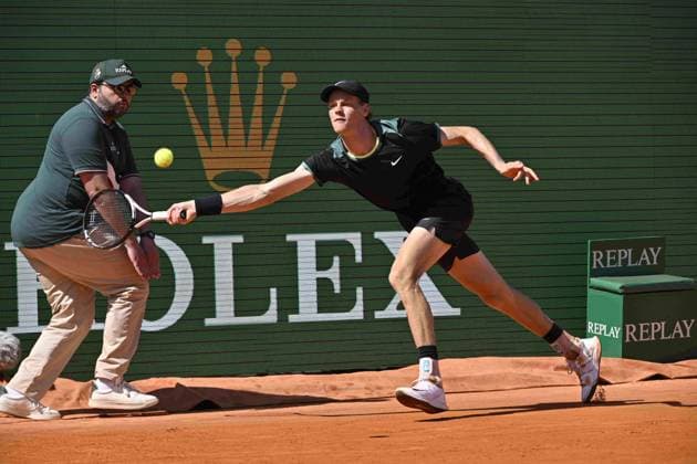 Tennis - Rolex Monte Carlo 2024 - ATP, Tennis Herren - Jannick Sinner - Italie TENNIS - Rolex Monte Carlo 2024 - MC - 12 04 2024 ChrysleneCaillaud Panoramic 