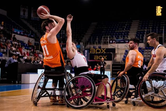 2024 IWBF Mens Repechage Kanda Netherlands 12 04 2024 Mattijs Bellers Netherlands, 11 on the ball, Chad Jassman Canada, 11 2024 IWBF Mens Repechage Kanda Netherlands, Azur Arena, Antibes Copyright: xBEAUTIFULxSPORTS Wunderlx