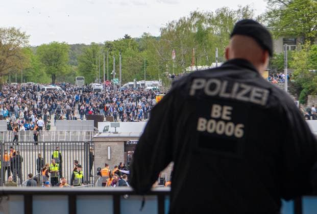 Soccer, Men, Season 2023 2024, 2 Bundesliga 29 Matchday , Hertha BSC F C Hansa Rostock, a policeman observes arriving Hansa fans, 12 04 2024, Copyright: xSebastianxRäppold MatthiasxKochx
