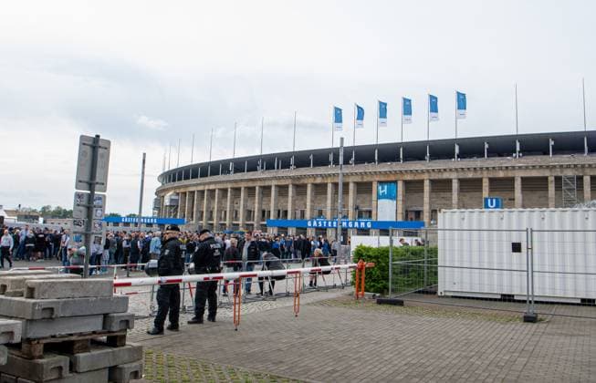 Soccer, Men, Season 2023 2024, 2 Bundesliga 29 Matchday , Hertha BSC F C Hansa Rostock, Fan separation in front of the stadium, 12 04 2024, Copyright: xSebastianxRäppold MatthiasxKochx