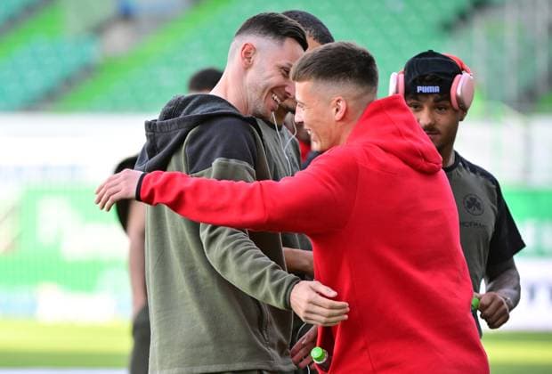 12 04 2024 Soccer Season 2023 2024 2 Soccer Bundesliga 29 Matchday SpVgg Greuther Fürth Kleeblatt 1 FC Kaiserslautern Lautern FCK Rote Teufel Sportfoto Zink MeZi xmexzix DFL regulations prohibit any use of photographs as image sequences and or quasi video only for editorial use Branimir Hrgota 10 SpVgg Greuther Fürth, left Tobias Raschl 20, 1 FC Kaiserslautern FCK greet each other before the start of the match