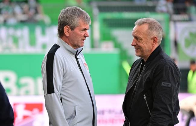 12 04 2024 Soccer Season 2023 2024 2 Soccer Bundesliga 29 Matchday SpVgg Greuther Fürth Kleeblatt 1 FC Kaiserslautern Lautern FCK Rote Teufel Sportfoto Zink MeZi xmexzix DFL regulations prohibit any use of photographs as image sequences and or quasi video only for editorial use Friedhelm Funkel Trainer 1 FC Kaiserslautern FCK, left Martin Wagner former player FCK before the start of the match