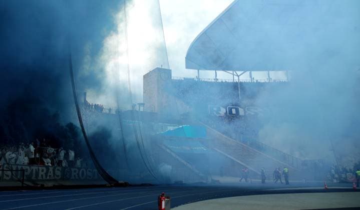 Pyrotechnics, Bengalos, fireworks, clouds of smoke from the Rostock Ultras delay the start of the game Sport Football Soccer DFL 2 Bundesliga Men 29 Matchday Season 2023 2024 12 04 2024 Hertha BSC Berlin vs FC Hansa Rostock DFL regulations prohibit any use of photographs as image sequences and or quasi video