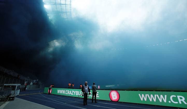 Pyrotechnics, Bengalos, fireworks, clouds of smoke from the Rostock Ultras delay the start of the game Sport Football Soccer DFL 2 Bundesliga Men 29 Matchday Season 2023 2024 12 04 2024 Hertha BSC Berlin vs FC Hansa Rostock DFL regulations prohibit any use of photographs as image sequences and or quasi video