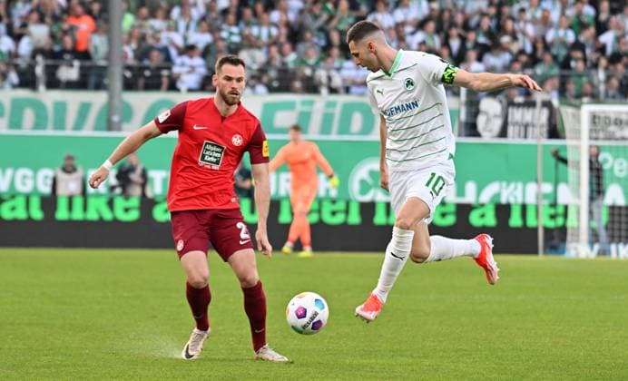 12 04 2024 Soccer Season 2023 2024 2 Soccer Bundesliga 29 Matchday SpVgg Greuther Fürth Kleeblatt 1 FC Kaiserslautern Lautern FCK Rote Teufel Sportfoto Zink xwoxzix DFL regulations prohibit any use of photographs as image sequences and or quasi video only for editorial use Boris Tomiak 2, 1 FC Kaiserslautern FCK Branimir Hrgota 10 SpVgg Greuther Fürth
