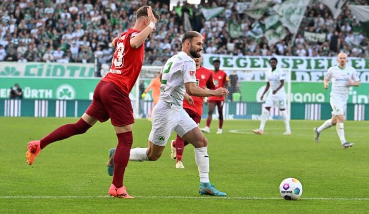12 04 2024 Soccer Season 2023 2024 2 Soccer Bundesliga 29 Matchday SpVgg Greuther Fürth Kleeblatt 1 FC Kaiserslautern Lautern FCK Rote Teufel Sportfoto Zink xwoxzix DFL regulations prohibit any use of photographs as image sequences and or quasi video only for editorial use Jan Elvedi 33, 1 FC Kaiserslautern FCK Simon Asta 2, SpVgg Greuther Fürth Scene to yellow card yellow for Simon Asta 2, SpVgg Greuther Fürth wegen Schwalbe