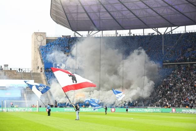 12 04 2024, xtgx, Fußball 2 Bundesliga, Hertha BSC Hansa Rostock emspor, v l Rostock Fans zuenden Pyro, Pyrotechnik, Rauch, Nebel DFL DFB REGULATIONS PROHIBIT ANY USE OF PHOTOGRAPHS as IMAGE SEQUENCES and or QUASI VIDEO Berlin