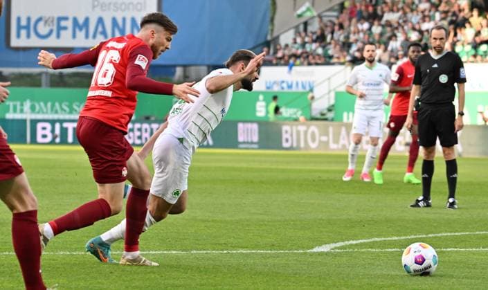 12 04 2024 Soccer Season 2023 2024 2 Soccer Bundesliga 29 Matchday SpVgg Greuther Fürth Kleeblatt 1 FC Kaiserslautern Lautern FCK Rote Teufel Sportfoto Zink xwoxzix DFL regulations prohibit any use of photographs as image sequences and or quasi video only for editorial use Simon Asta 2, SpVgg Greuther Fürth Julian Niehues 16, 1 FC Kaiserslautern FCK Scene to yellow card yellow for Simon Asta 2, SpVgg Greuther Fürth wegen Schwalbe