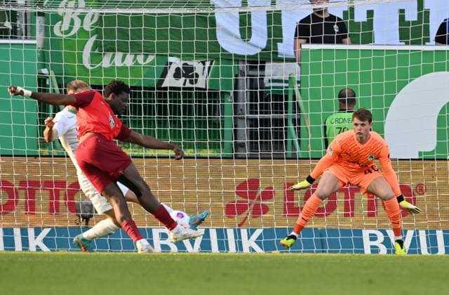 12 04 2024 Soccer Season 2023 2024 2 Soccer Bundesliga 29 Matchday SpVgg Greuther Fürth Kleeblatt 1 FC Kaiserslautern Lautern FCK Rote Teufel Sportfoto Zink xwoxzix DFL regulations prohibit any use of photographs as image sequences and or quasi video only for editorial use Ragnar Ache 9, 1 FC Kaiserslautern FCK Jonas Urbig 40, SpVgg Greuther Fürth