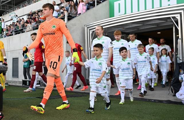 12 04 2024 Soccer Season 2023 2024 2 Soccer Bundesliga 29 Matchday SpVgg Greuther Fürth Kleeblatt 1 FC Kaiserslautern Lautern FCK Rote Teufel Sportfoto Zink xwoxzix DFL regulations prohibit any use of photographs as image sequences and or quasi video only for editorial use Jonas Urbig 40, SpVgg Greuther Fürth and Mannschaft Team runs in