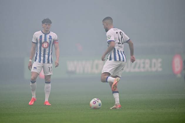 Fabian Reese Hertha BSC, 11 , Aymane Barkok Hertha BSC, 18 , Pyrotechnics, Fans FC Hansa Rostock, GER, Hertha BSC vs FC Hansa Rostock, Soccer Men, 2 Bundesliga, Season 2023 2024, Matchday 29, 12 04 2024 DFL REGULATES PROHIBIT ANY USE OF PHOTOGRAPHS AS IMAGE SEQUENCES AND OR QUASI VIDEO GER, Hertha BSC vs FC Hansa Rostock, Mens football, Bundesliga 2, Season 2023 2024, 29 Matchday, 12 04 2024 Berlin Copyright: xEibner-Pressefotox xClaudiusxRaux EP_CRH