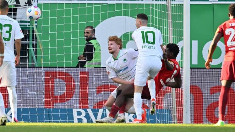 12 04 2024 Soccer Season 2023 2024 2 Soccer Bundesliga 29 Matchday SpVgg Greuther Fürth Kleeblatt 1 FC Kaiserslautern Lautern FCK Rote Teufel Sportfoto Zink xwoxzix DFL regulations prohibit any use of photographs as image sequences and or quasi video only for editorial use Robert Wagner 22, SpVgg Greuther Fürth Branimir Hrgota 10 SpVgg Greuther Fürth Ragnar Ache 9, 1 FC Kaiserslautern FCK vor Treffer Tor Torschuß zum 0 1