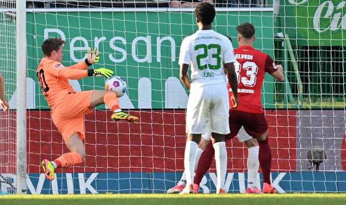 12 04 2024 Soccer Season 2023 2024 2 Soccer Bundesliga 29 Matchday SpVgg Greuther Fürth Kleeblatt 1 FC Kaiserslautern Lautern FCK Rote Teufel Sportfoto Zink xwoxzix DFL regulations prohibit any use of photographs as image sequences and or quasi video only for editorial use Jonas Urbig 40, SpVgg Greuther Fürth Jan Elvedi 33, 1 FC Kaiserslautern FCK vor Treffer Tor Torschuß zum 0 1