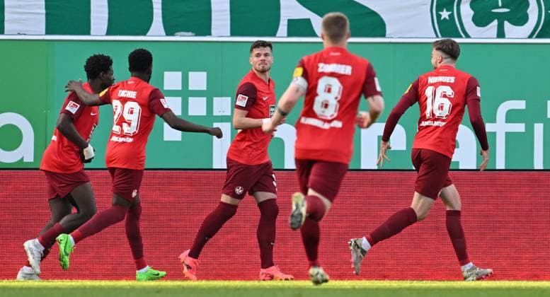 12 04 2024 Soccer Season 2023 2024 2 Soccer Bundesliga 29 Matchday SpVgg Greuther Fürth Kleeblatt 1 FC Kaiserslautern Lautern FCK Rote Teufel Sportfoto Zink xwoxzix DFL regulations prohibit any use of photographs as image sequences and or quasi video only for editorial use Torjubel Jubel Freude nach Treffer Tor Torschuß zum 0 1 Jan Elvedi 33, 1 FC Kaiserslautern FCK