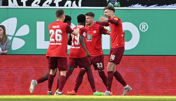 12 04 2024 Soccer Season 2023 2024 2 Soccer Bundesliga 29 Matchday SpVgg Greuther Fürth Kleeblatt 1 FC Kaiserslautern Lautern FCK Rote Teufel Sportfoto Zink xwoxzix DFL regulations prohibit any use of photographs as image sequences and or quasi video only for editorial use Torjubel Jubel Freude nach Treffer Tor Torschuß zum 0 1 Jan Elvedi 33, 1 FC Kaiserslautern FCK