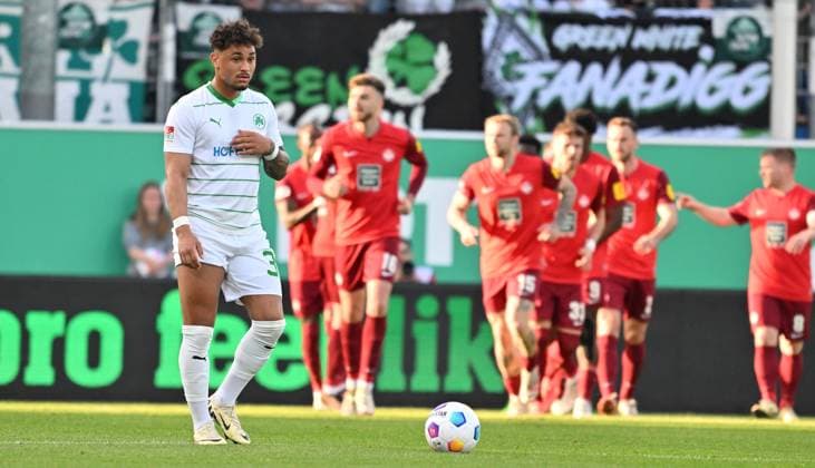 12 04 2024 Fußball Saison 2023 2024 2 Fußball Bundesliga 29 Spieltag SpVgg Greuther Fürth Kleeblatt 1 FC Kaiserslautern Lautern FCK Rote Teufel Sportfoto Zink xwoxzix DFL regulations prohibit any use of photographs as image sequences and or quasi video only for editorial use Armindo Sieb 30, SpVgg Greuther Fürth enttäuscht Enttäuschung hinten Torjubel Jubel Freude nach Treffer Torschuß zum 0 1 Torjubel Jubel Freude nach Treffer Torschuß zum 0 1