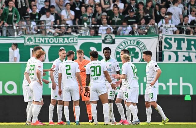 12 04 2024 Soccer Season 2023 2024 2 Soccer Bundesliga 29 Matchday SpVgg Greuther Fürth Kleeblatt 1 FC Kaiserslautern Lautern FCK Rote Teufel Sportfoto Zink xwoxzix DFL regulations prohibit any use of photographs as image sequences and or quasi video only for editorial use Mannschaft Team Fürth nach Gegentor Tor zum 0 1 Teamkreis Mannschaft Team Team