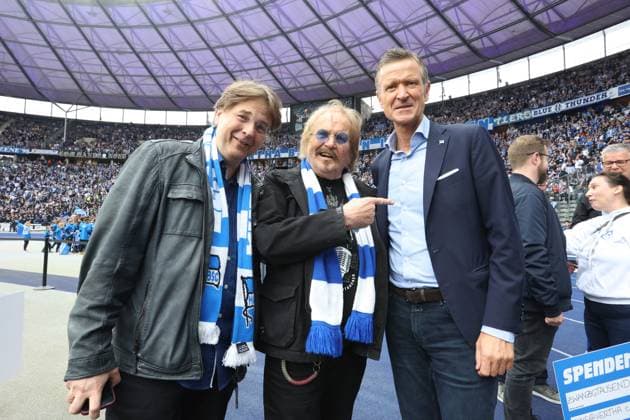 DEU, DFL, 2 FBL, Hertha BSC vs Hansa Rostock, 12 04 2024, Berliner Olympiastadion, Berlin, DEU, DFL, 2 FBL, Hertha BSC vs Hansa Rostock, im Bild Frank Zander, Thomas Herrich Hertha Geschaeftsleitung DFL regulations prohibit any use of Photographs as image sequences and or quasi video Foto Juergen Engler nordphoto GmbH nordphotoxGmbHx xEngler nph00076