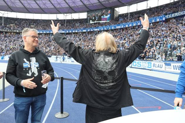 DEU, DFL, 2 FBL, Hertha BSC vs Hansa Rostock, 12 04 2024, Berliner Olympiastadion, Berlin, DEU, DFL, 2 FBL, Hertha BSC vs Hansa Rostock, im Bild Frank Zander, DFL regulations prohibit any use of Photographs as image sequences and or quasi video Foto Juergen Engler nordphoto GmbH nordphotoxGmbHx xEngler nph00076