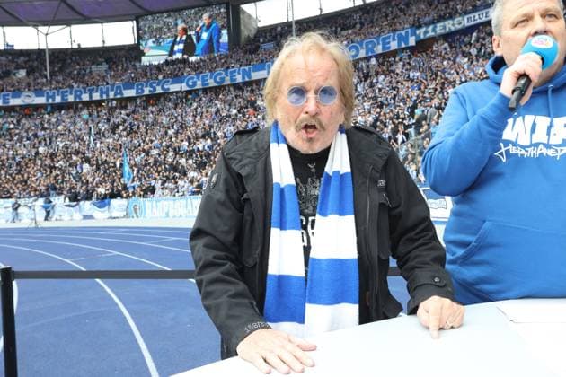 DEU, DFL, 2 FBL, Hertha BSC vs Hansa Rostock, 12 04 2024, Berliner Olympiastadion, Berlin, DEU, DFL, 2 FBL, Hertha BSC vs Hansa Rostock, im Bild Frank Zander, DFL regulations prohibit any use of Photographs as image sequences and or quasi video Foto Juergen Engler nordphoto GmbH nordphotoxGmbHx xEngler nph00076